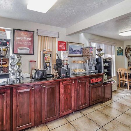 Econo Lodge Downtown Върнал Екстериор снимка