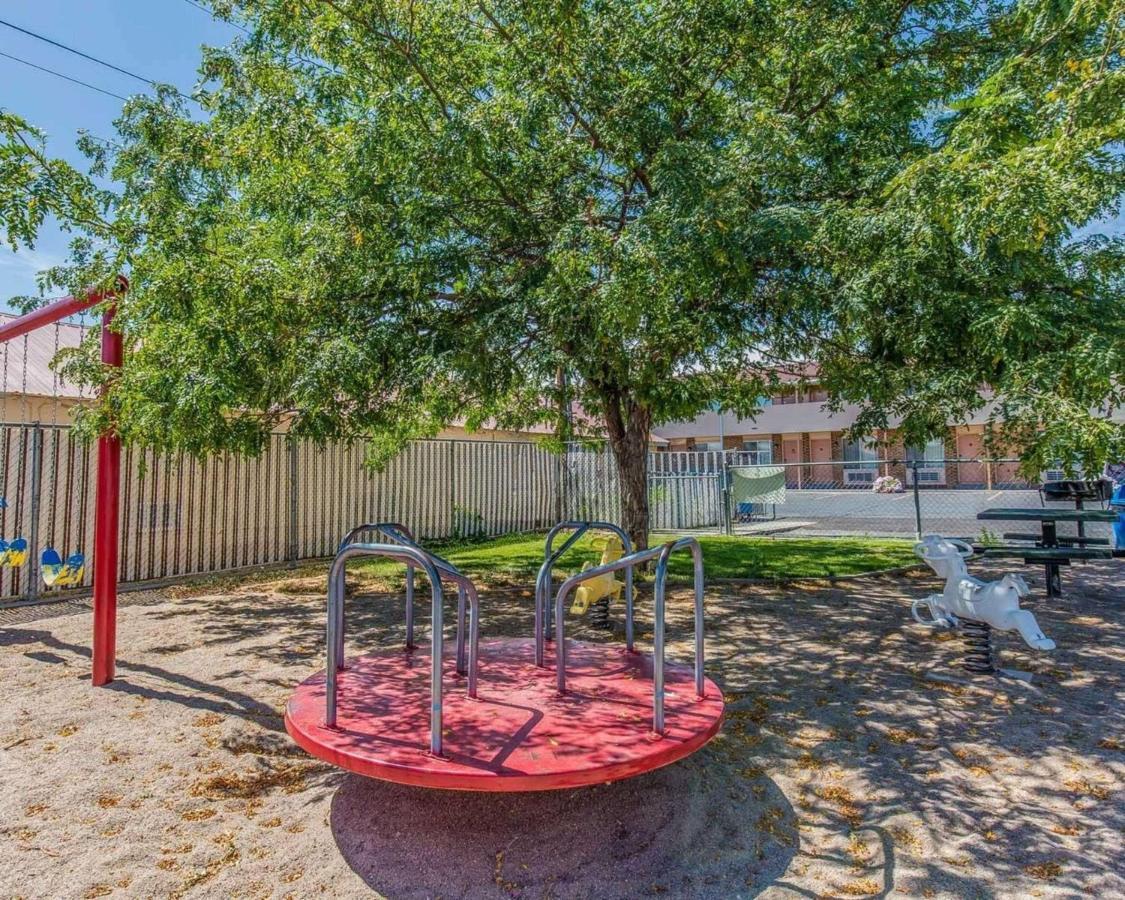 Econo Lodge Downtown Върнал Екстериор снимка