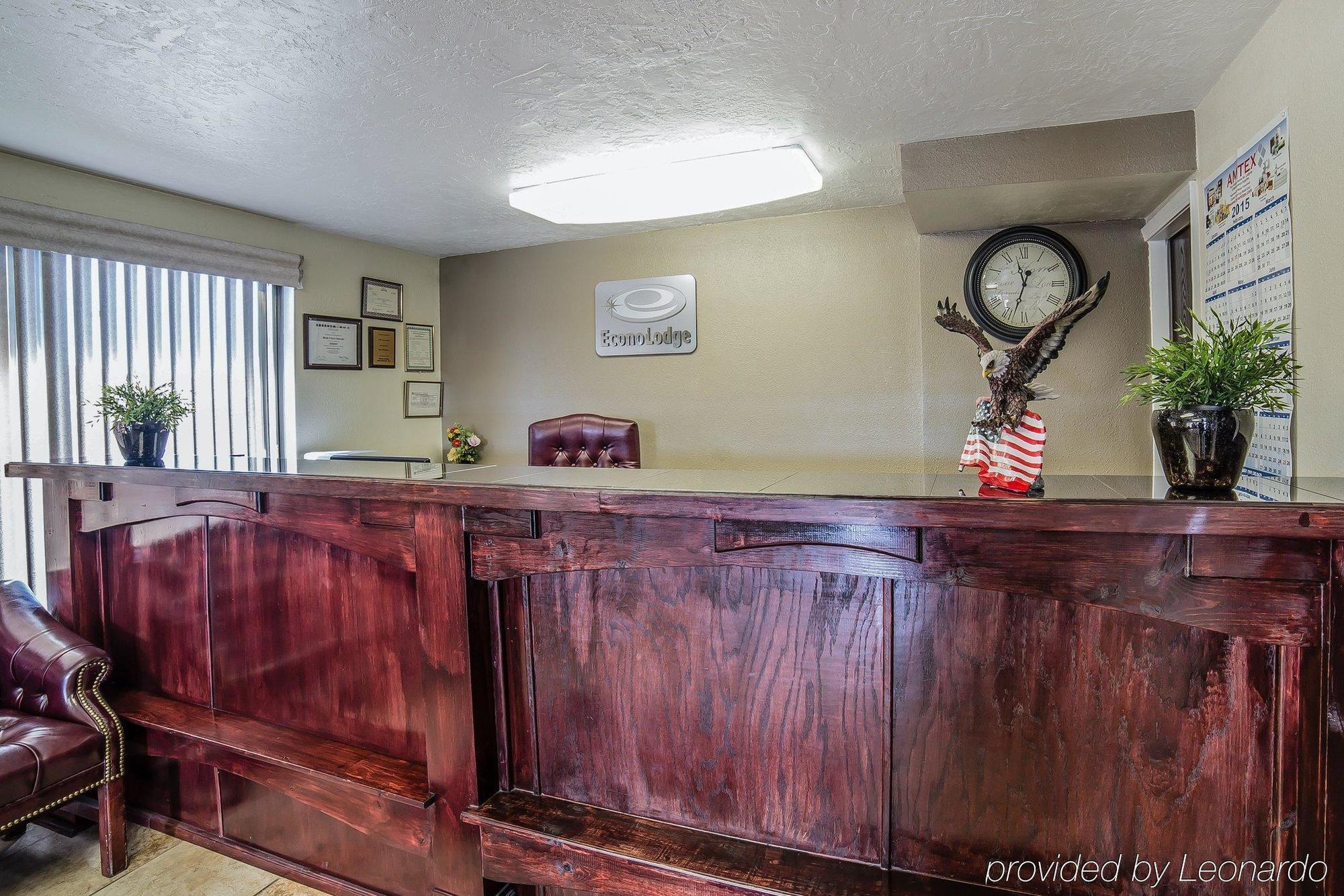 Econo Lodge Downtown Върнал Екстериор снимка