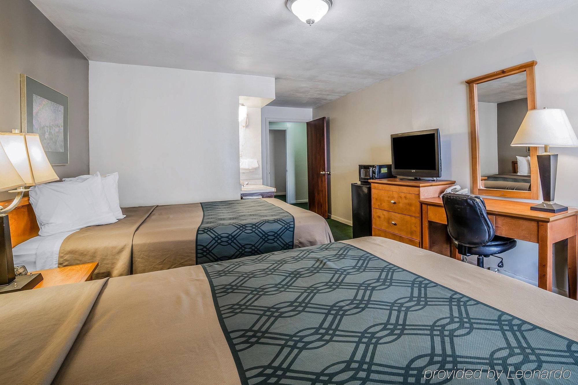 Econo Lodge Downtown Върнал Екстериор снимка
