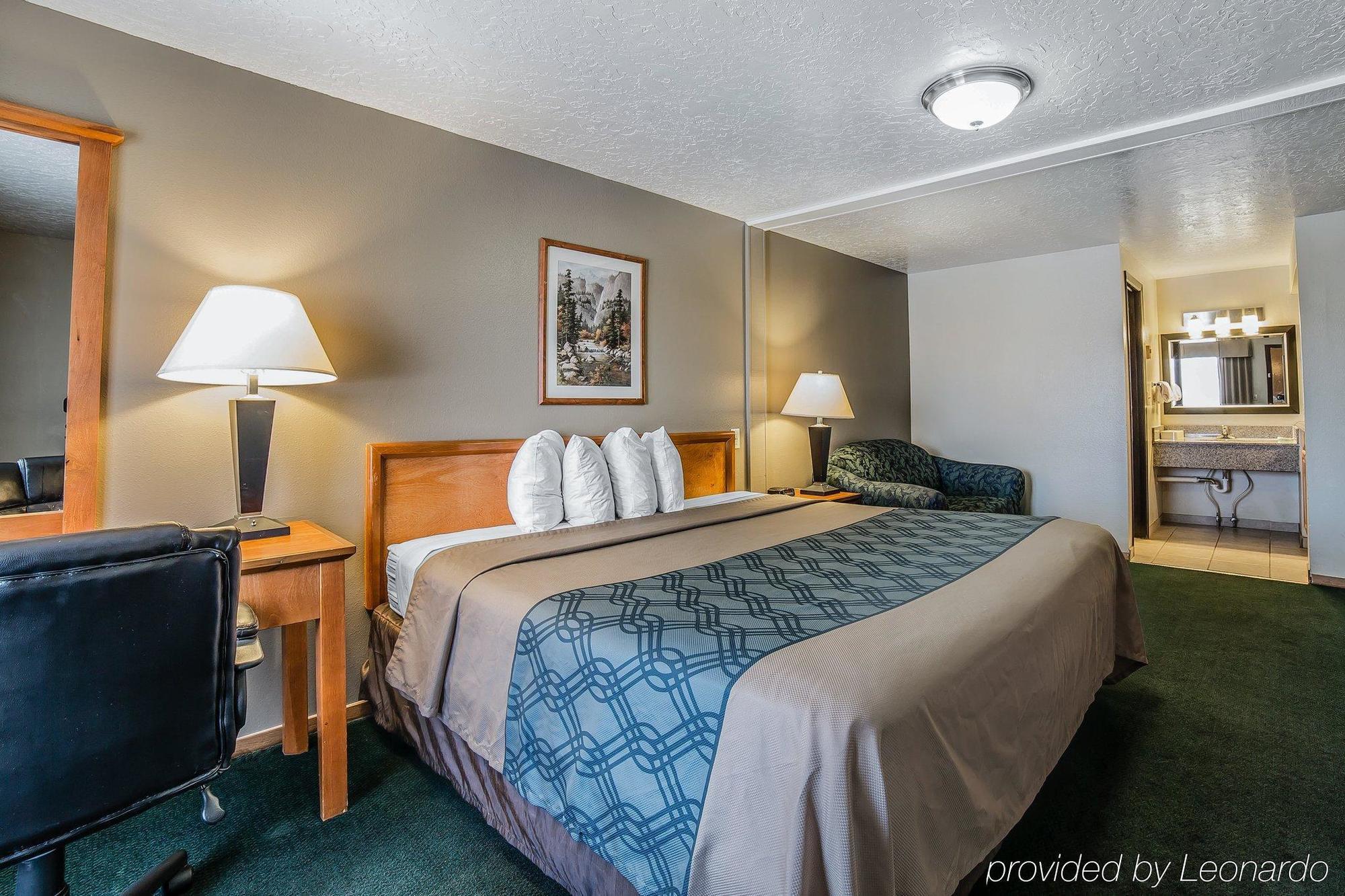 Econo Lodge Downtown Върнал Екстериор снимка