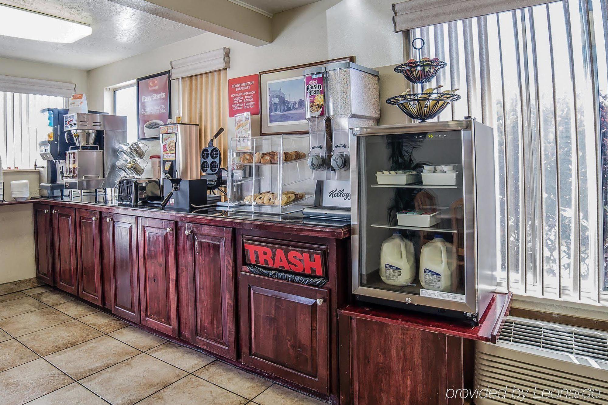 Econo Lodge Downtown Върнал Екстериор снимка