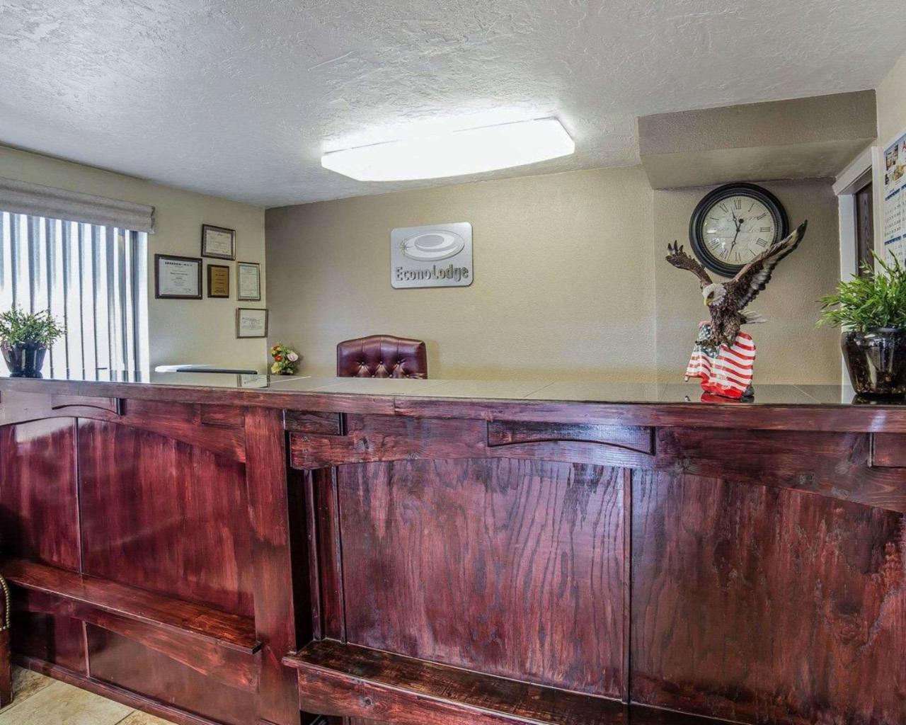 Econo Lodge Downtown Върнал Екстериор снимка