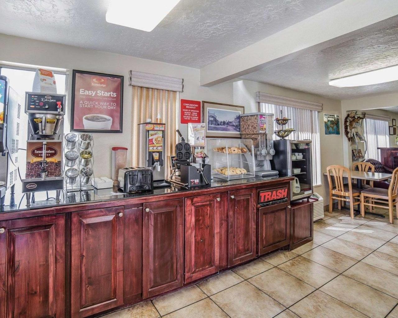 Econo Lodge Downtown Върнал Екстериор снимка