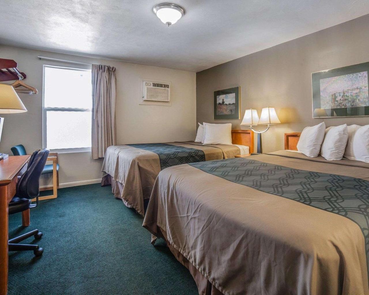 Econo Lodge Downtown Върнал Екстериор снимка
