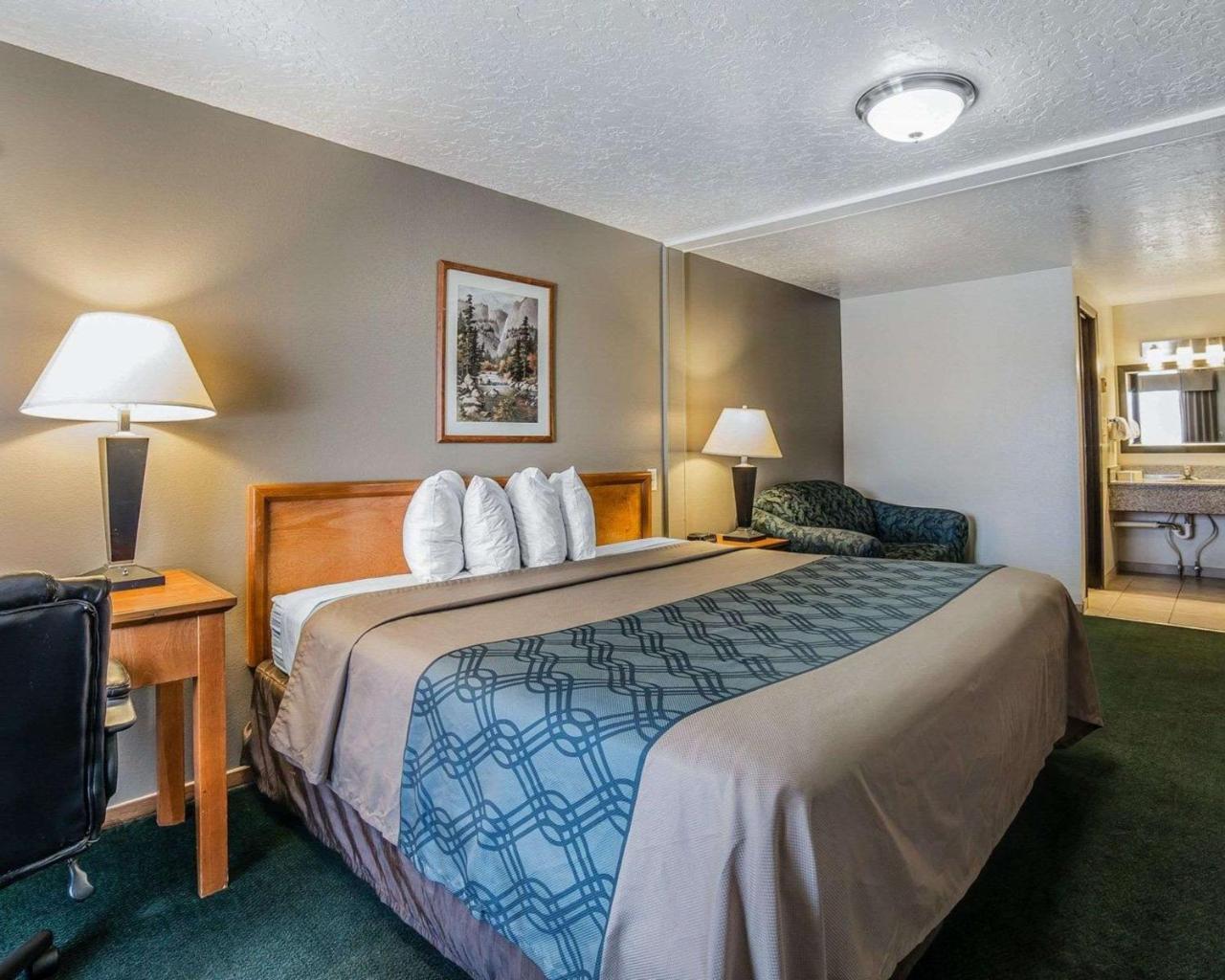 Econo Lodge Downtown Върнал Екстериор снимка
