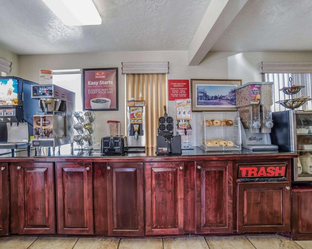 Econo Lodge Downtown Върнал Екстериор снимка