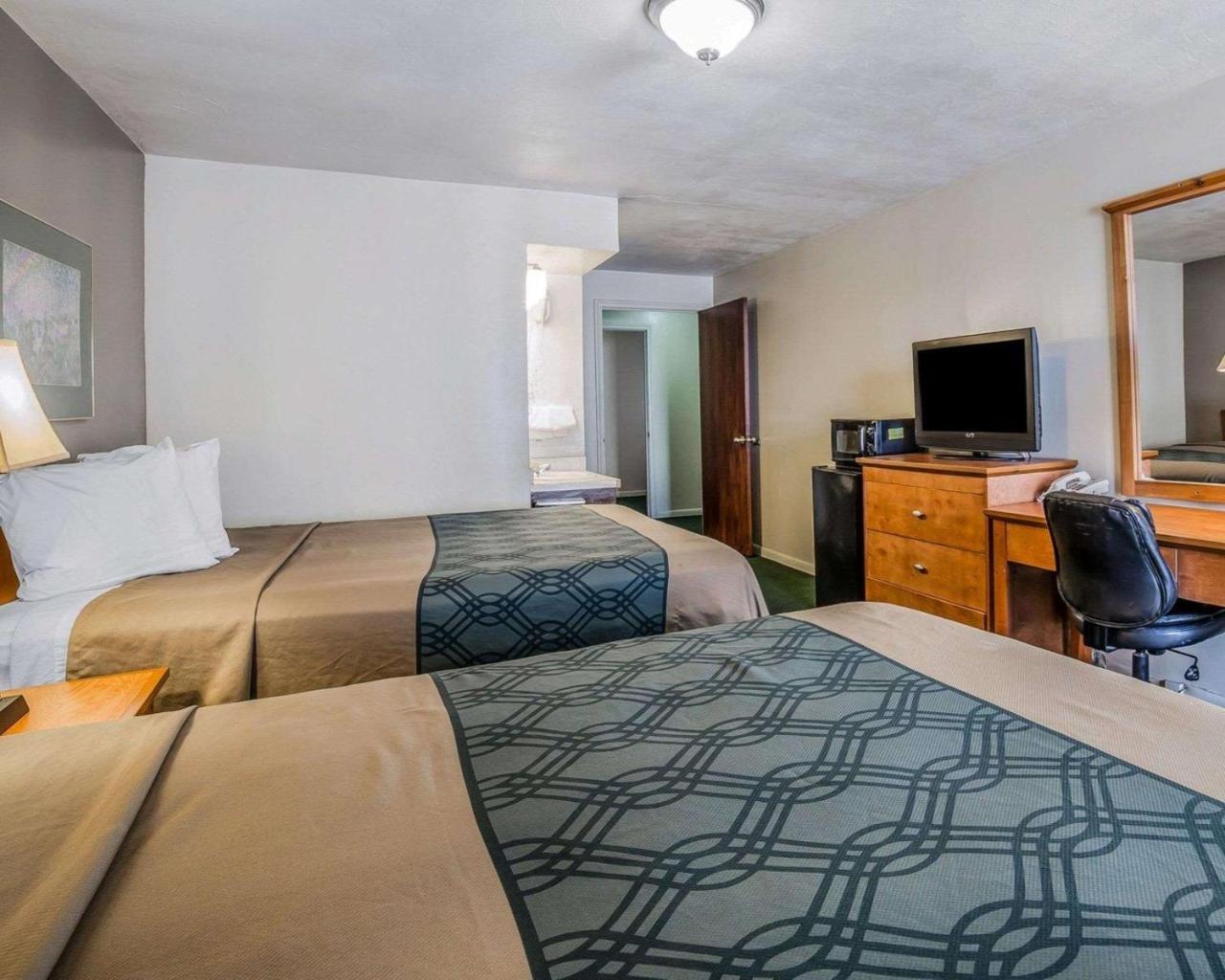 Econo Lodge Downtown Върнал Екстериор снимка