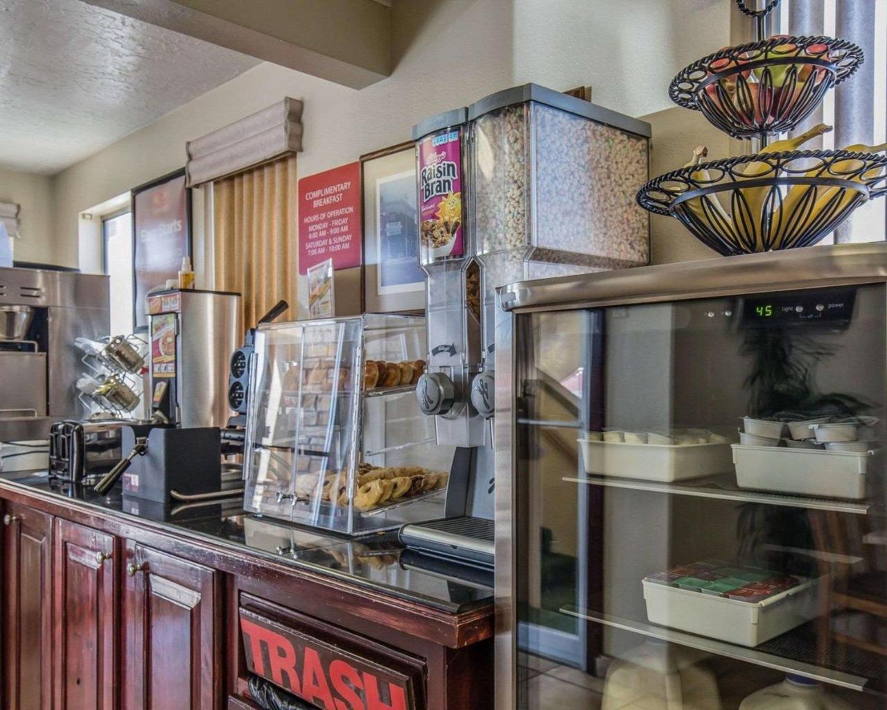 Econo Lodge Downtown Върнал Екстериор снимка