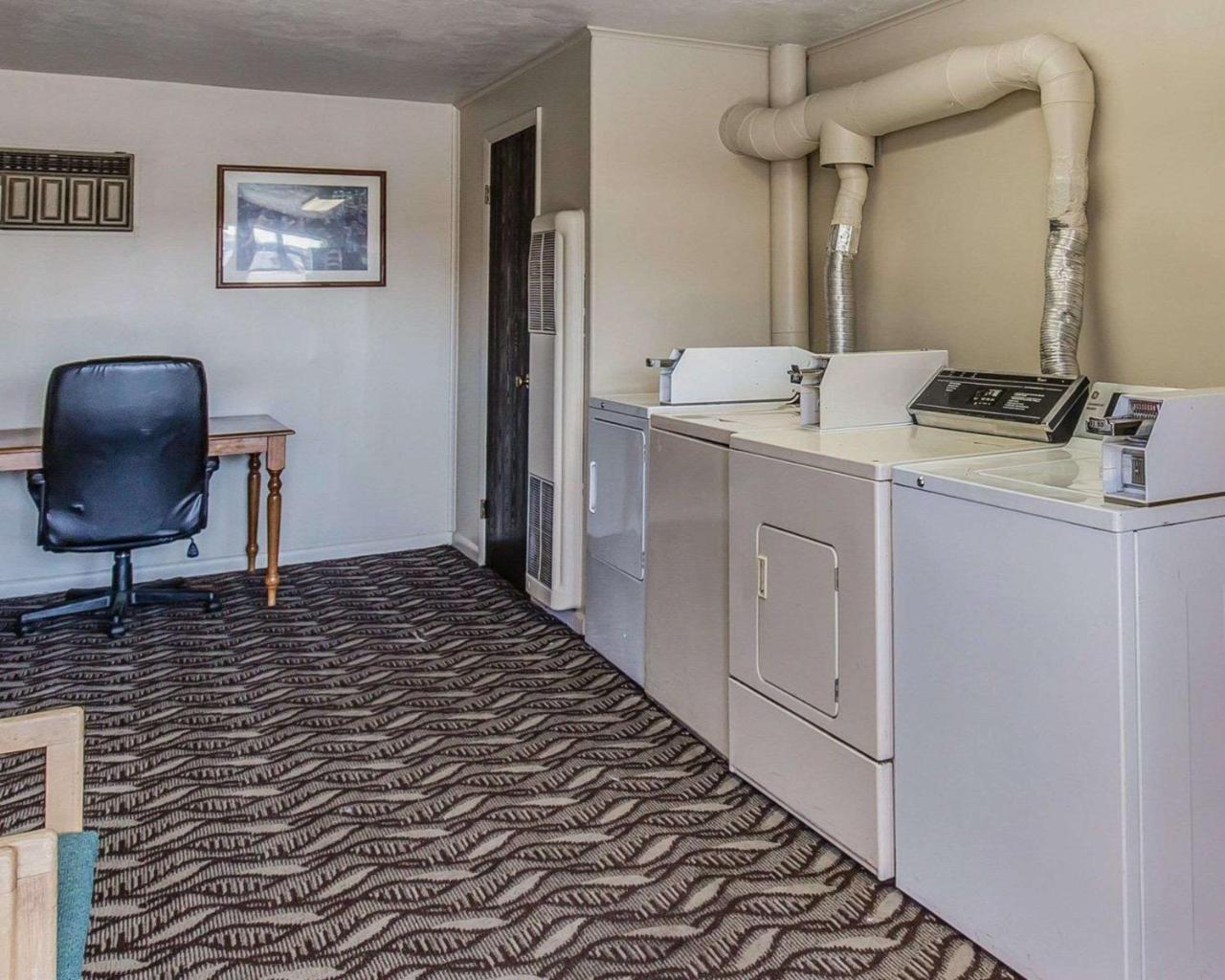 Econo Lodge Downtown Върнал Екстериор снимка