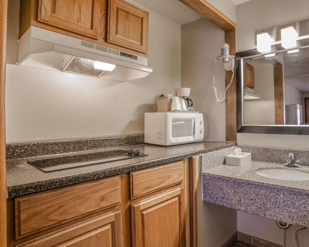 Econo Lodge Downtown Върнал Екстериор снимка