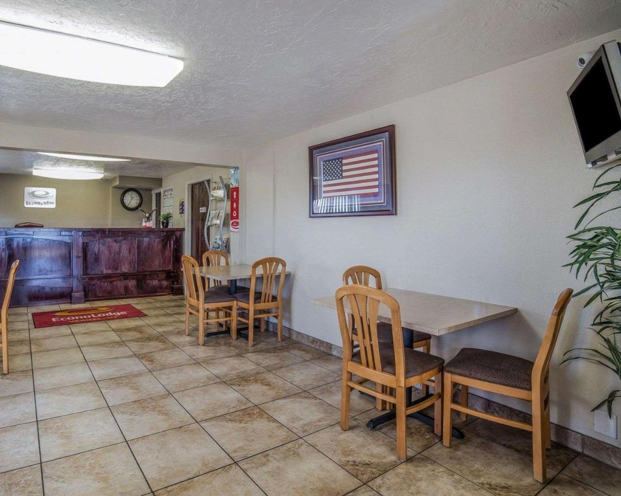 Econo Lodge Downtown Върнал Екстериор снимка