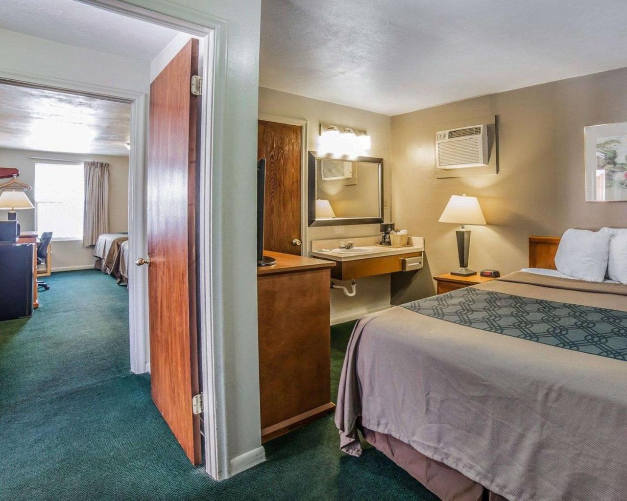 Econo Lodge Downtown Върнал Екстериор снимка