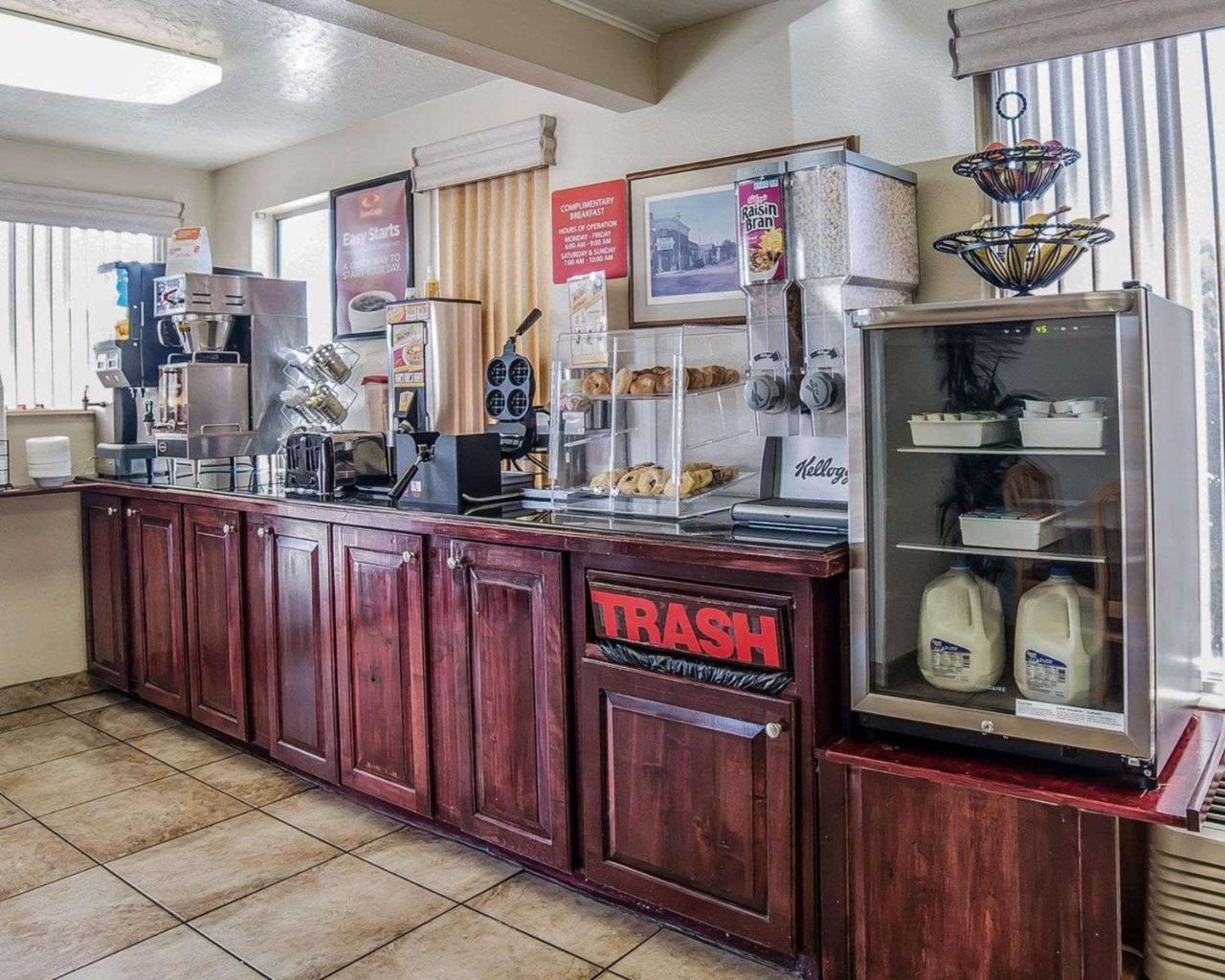 Econo Lodge Downtown Върнал Екстериор снимка
