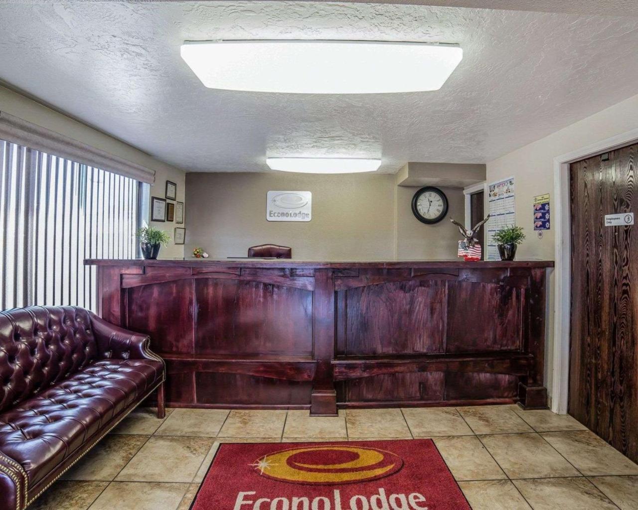 Econo Lodge Downtown Върнал Екстериор снимка