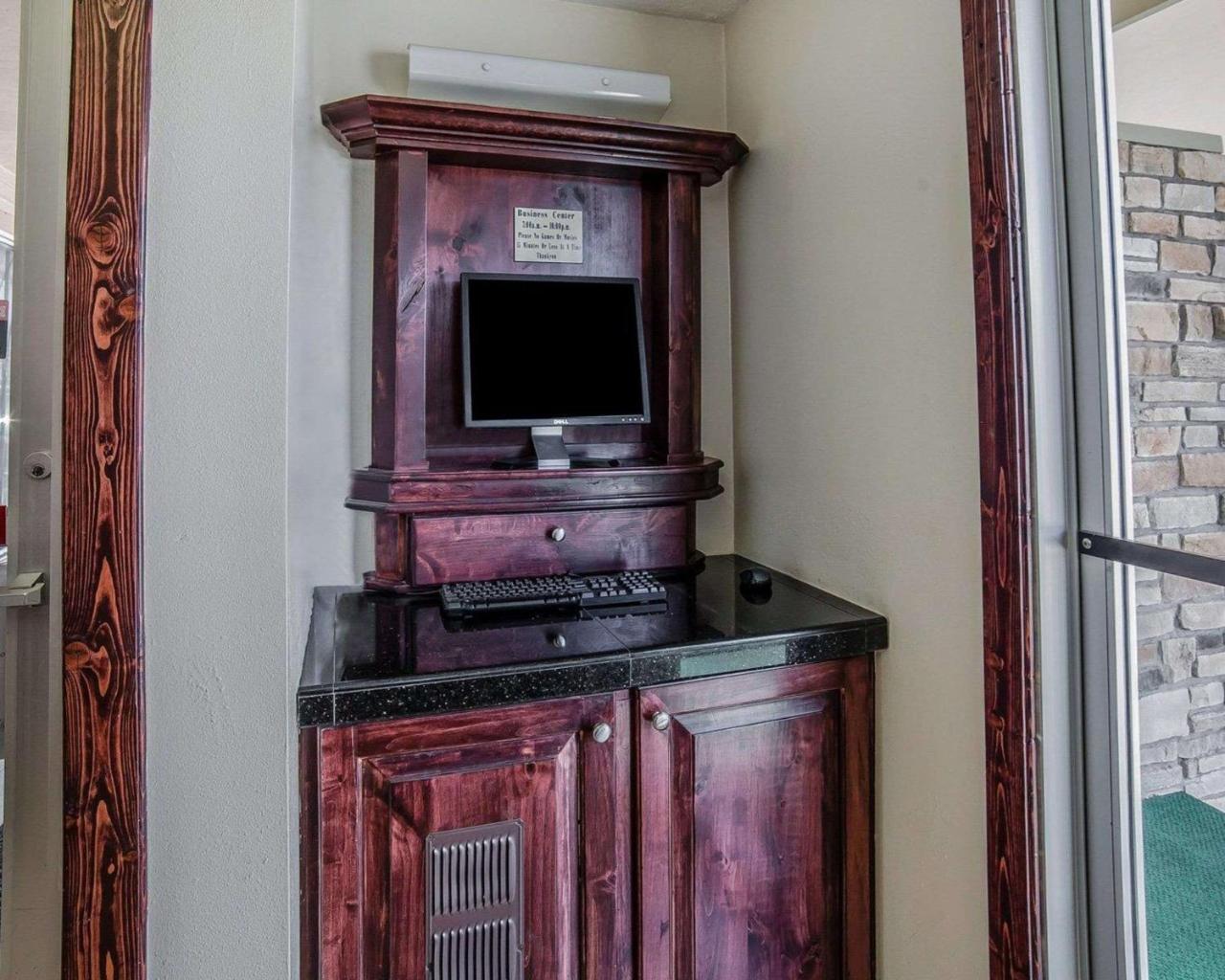 Econo Lodge Downtown Върнал Екстериор снимка