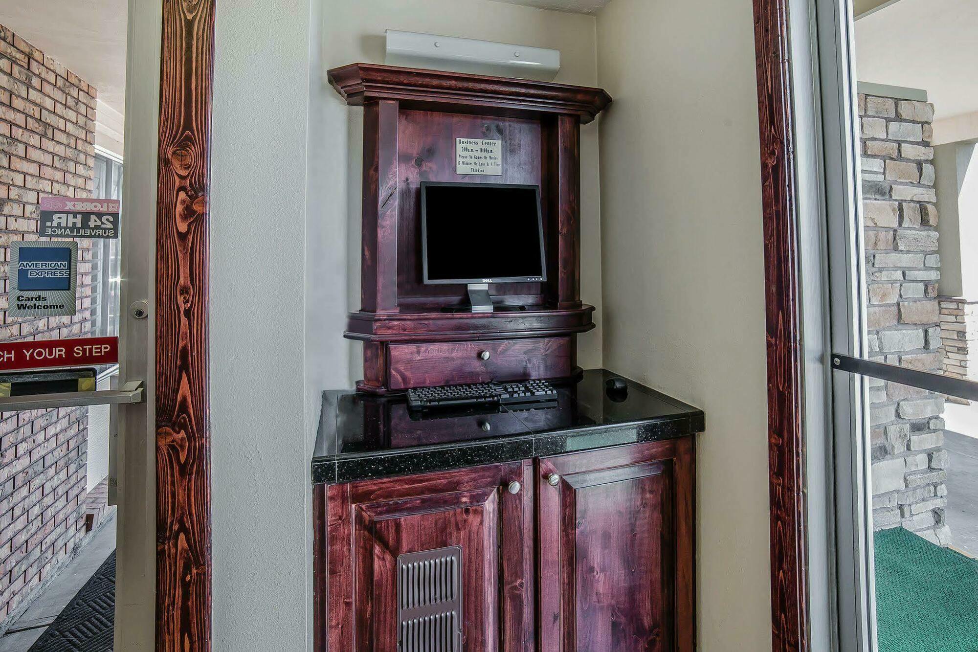 Econo Lodge Downtown Върнал Екстериор снимка