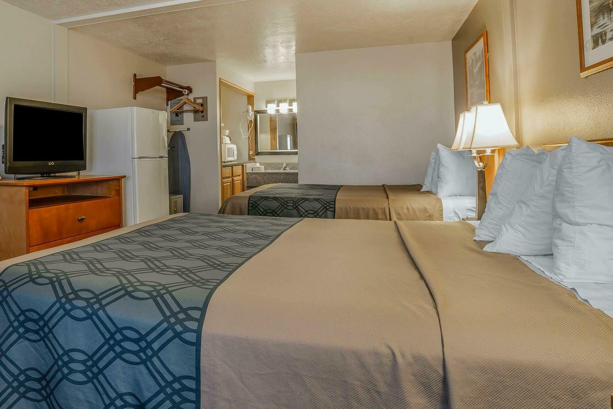 Econo Lodge Downtown Върнал Екстериор снимка