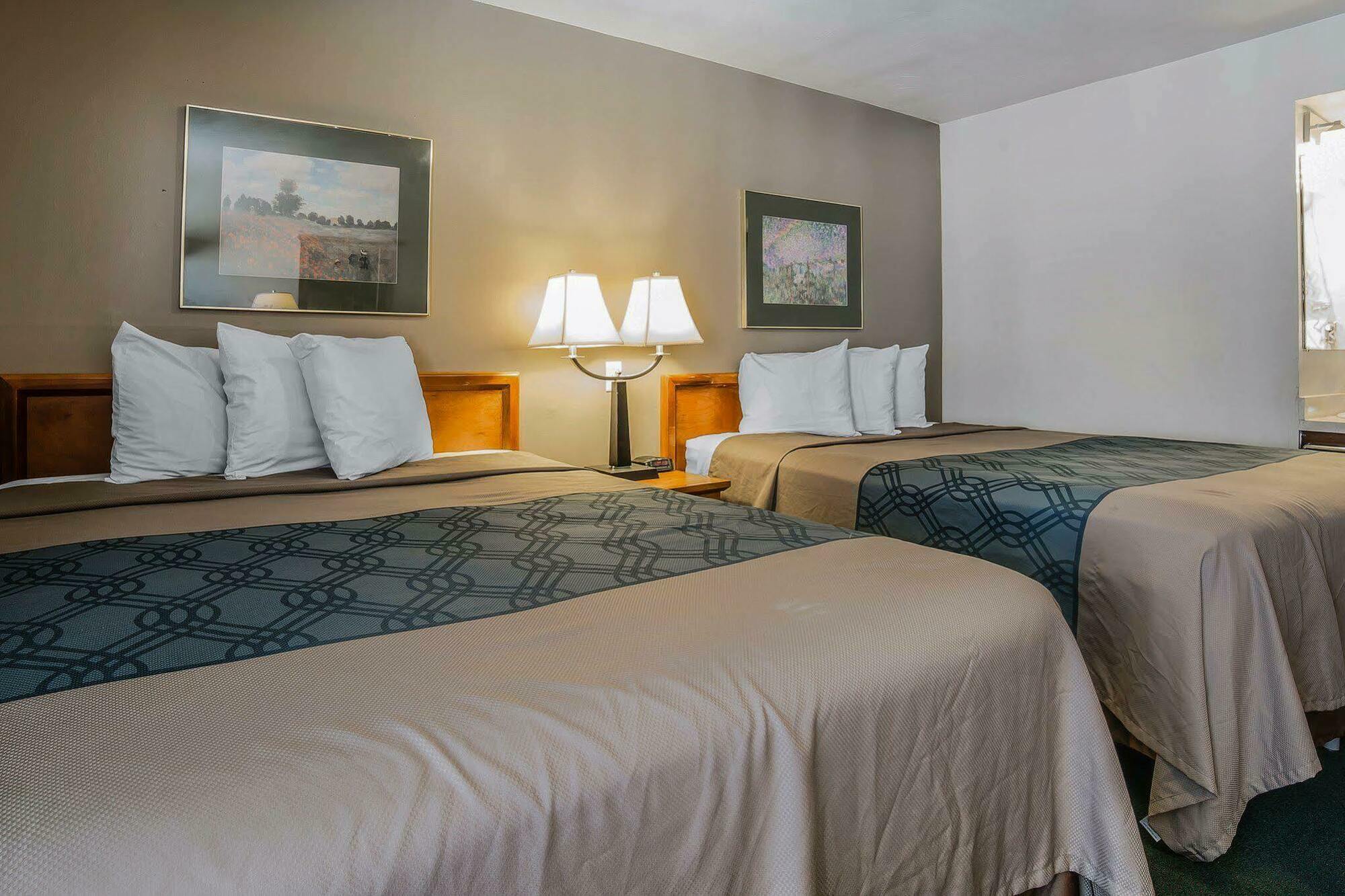 Econo Lodge Downtown Върнал Екстериор снимка