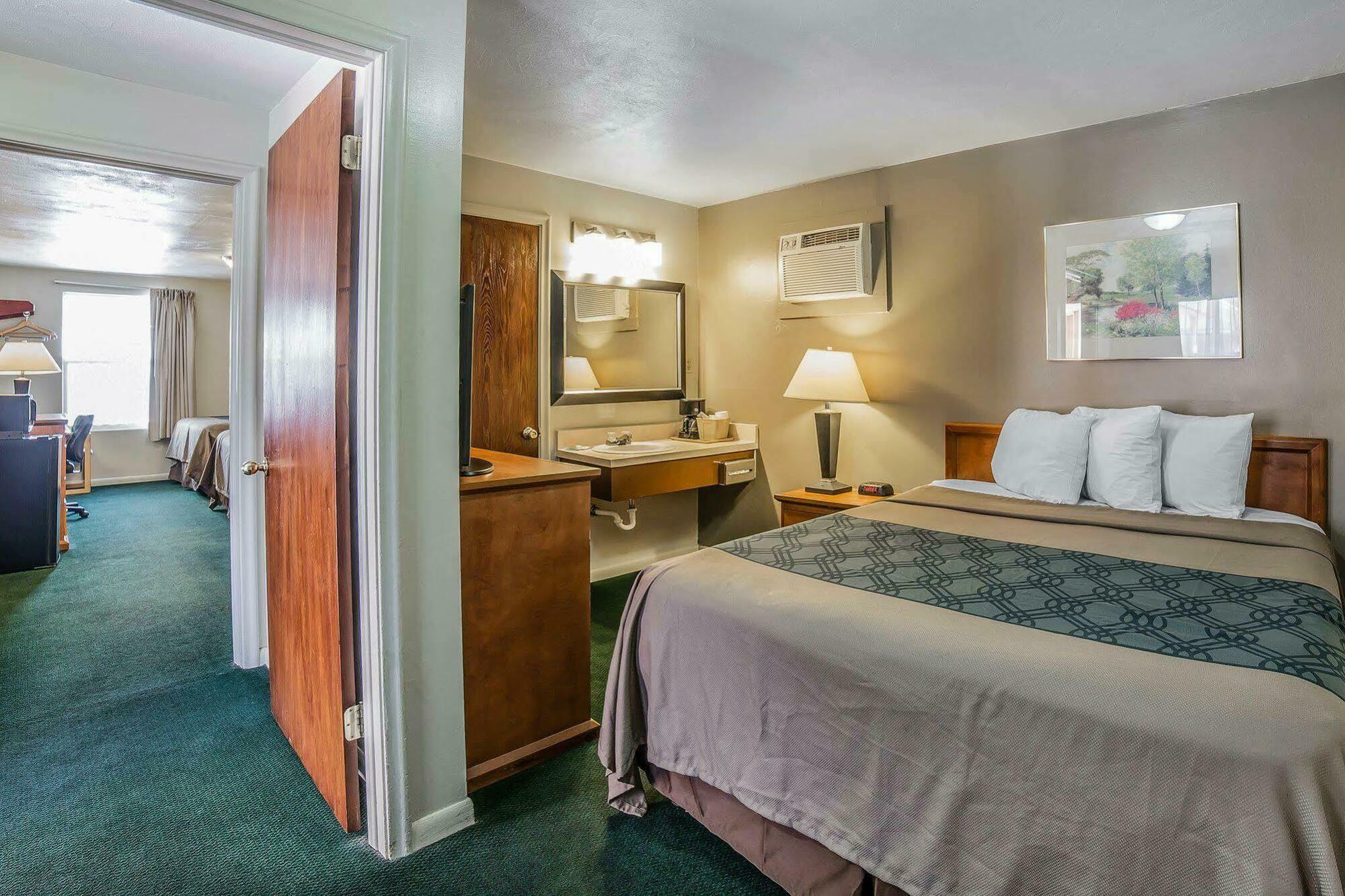 Econo Lodge Downtown Върнал Екстериор снимка
